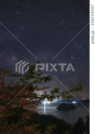 瀬戸内の春の星景 河津桜とハート島の空に昇る天の川 瀬戸内の春の星景 河津桜とハート島の空に昇る天の川 109254497