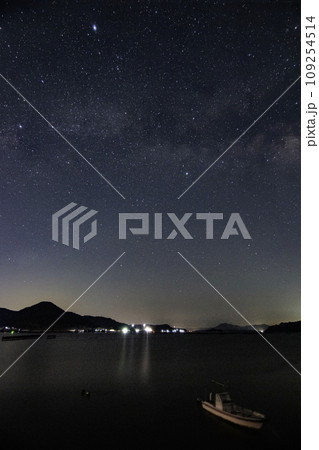 瀬戸内の春の星景 漁港の空に昇る白鳥座と夏の大三角 瀬戸内の春の星景 漁港の空に昇る白鳥座と夏の大三角 109254514