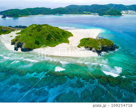 青い海の白砂のビーチが美しい無人島のドローン撮影(沖縄県島尻郡慶良間諸島座間味島嘉比島) 青い海の白砂のビーチが美しい無人島のドローン撮影(沖縄県島尻郡慶良間諸島座間味島嘉比島) 109254716