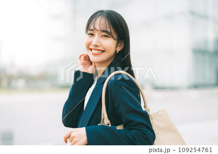 オフィスビルを背景にしたビジネスウーマン オフィスビルを背景にしたビジネスウーマン 109254761