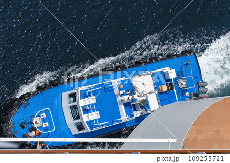 大型客船に水先案内船から乗り込むパイロット水先案内人 大型客船に水先案内船から乗り込むパイロット水先案内人 109255721