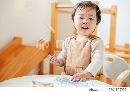 クレヨンでお絵描きする乳幼児 109255791