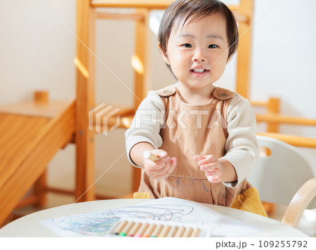 クレヨンでお絵描きする乳幼児 109255792