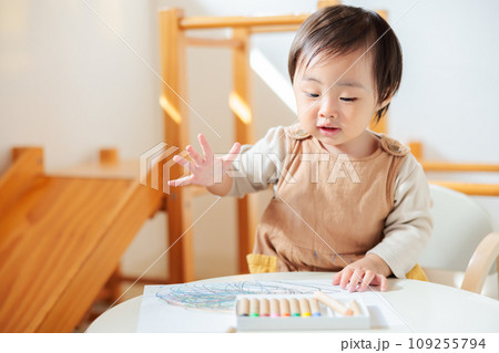 クレヨンでお絵描きする乳幼児 109255794