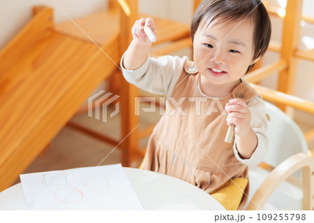 クレヨンでお絵描きする乳幼児 クレヨンでお絵描きする乳幼児 109255798