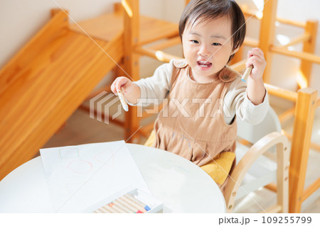 クレヨンでお絵描きする乳幼児 109255799