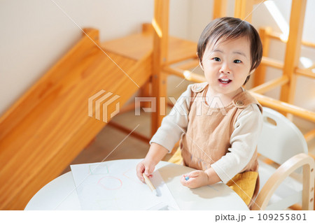 クレヨンでお絵描きする乳幼児 109255801
