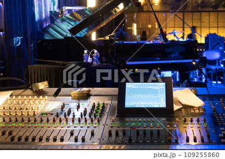ライブハウスの音響装置 109255860