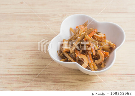 定番料理　きんぴらごぼう 109255968