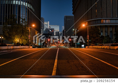 夜明けの肥後橋付近の四つ橋筋 109256154