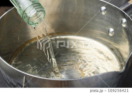 ホットワイン　白ワイン　ヴァンショ-　鍋　調理シーン 109256421