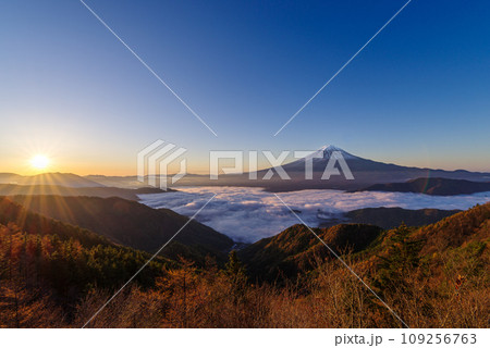 日本の風景「富士山と雲海」 109256763