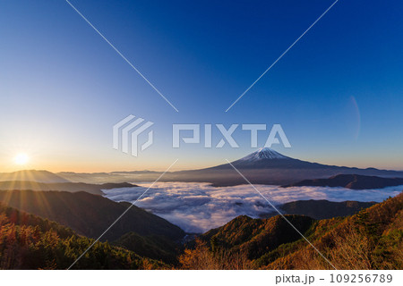 日本の風景「富士山と雲海」 109256789