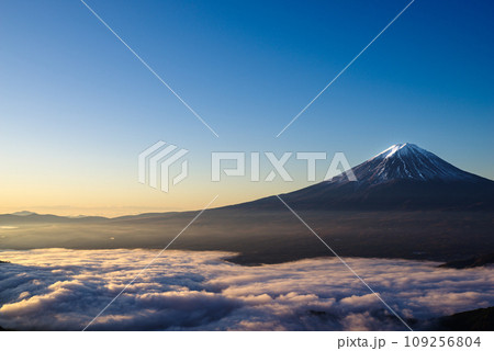 日本の風景「富士山と雲海」 109256804