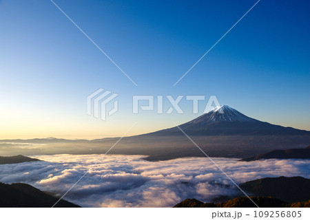日本の風景「富士山と雲海」 日本の風景「富士山と雲海」 109256805