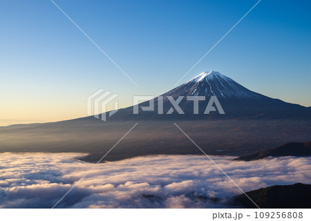 日本の風景「富士山と雲海」 109256808