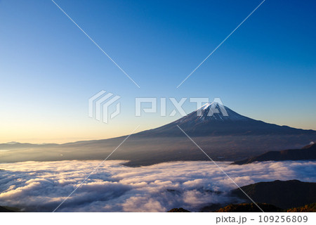 日本の風景「富士山と雲海」 109256809
