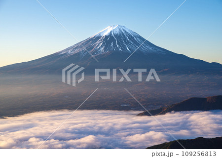 日本の風景「富士山と雲海」 109256813