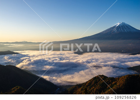 日本の風景「富士山と雲海」 109256826