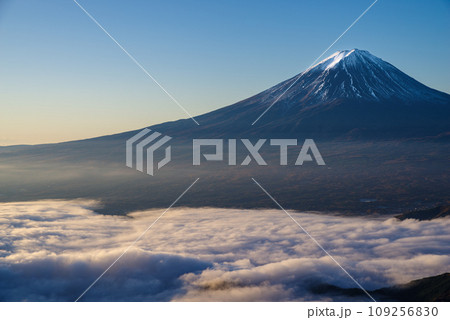 日本の風景「富士山と雲海」 日本の風景「富士山と雲海」 109256830