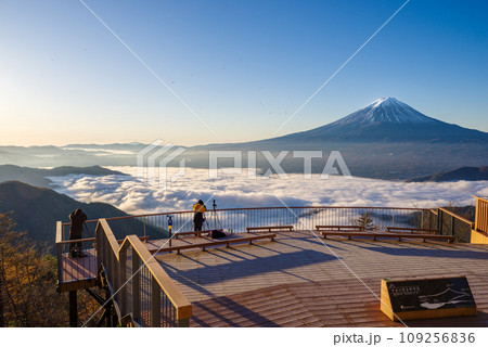 日本の風景「富士山と雲海」 109256836