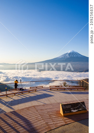日本の風景「富士山と雲海」 109256837