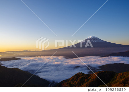 日本の風景「富士山と雲海」 日本の風景「富士山と雲海」 109256839