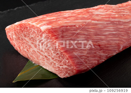 黒毛和牛　トモサンカク　ローストビーフ用　（仙台牛） 109256919