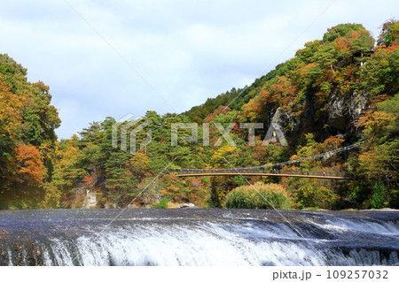 吹割の滝 紅葉風景 吹割の滝 紅葉風景 109257032