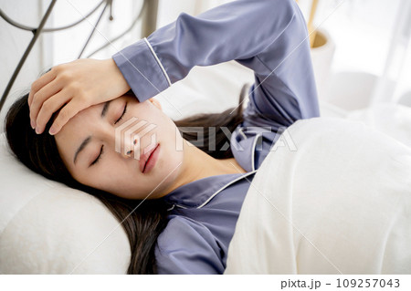 体調不良の女性 体調不良の女性 109257043