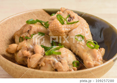 酒の肴　鶏手羽元の煮物 109257280