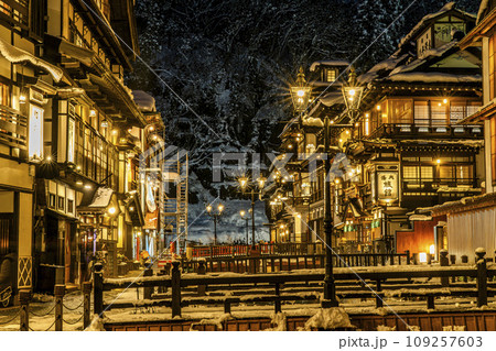 銀山温泉の風景　積雪のある冬の夜　山形県尾花沢市 109257603