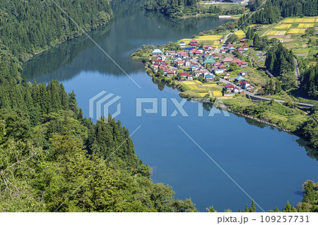 只見線の列車と秋晴れの大志集落 福島県金山町 只見線の列車と秋晴れの大志集落 福島県金山町 109257731
