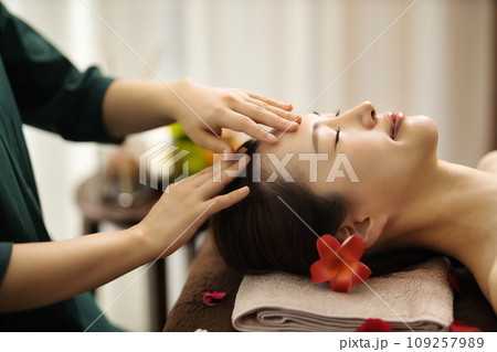 エステティシャンにマッサージを受ける女性 109257989