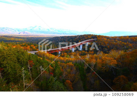 燃える秋、錦秋の北海道、十月、層雲峡の紅葉を、黒岳を眺めながらの三国峠へ 燃える秋、錦秋の北海道、十月、層雲峡の紅葉を、黒岳を眺めながらの三国峠へ 109258069