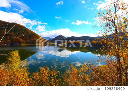 石狩川の源流、大雪湖のほとりミラーレイク、燃える秋、錦秋の北海道、十月、層雲峡の紅葉、黒岳を抜けて 石狩川の源流、大雪湖のほとりミラーレイク、燃える秋、錦秋の北海道、十月、層雲峡の紅葉、黒岳を抜けて 109258409