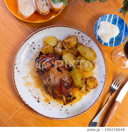 Appetizing pork knuckle served on platter 109258648