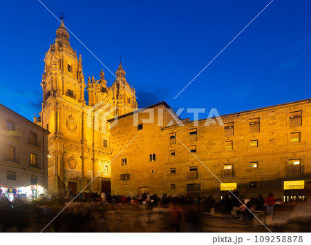 View of Cathedral of Salamanca in night time. Castile and Leon. Salamanca. Spain 109258878