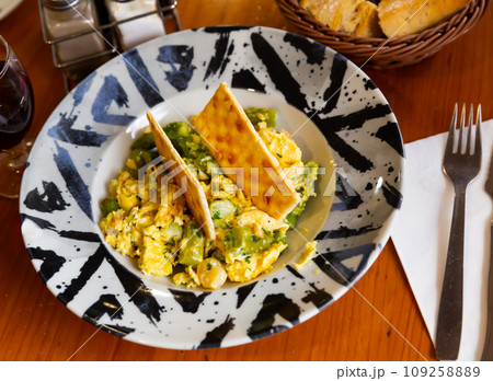 Scrambled eggs with prawns and asparagus 109258889