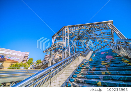 日本の横浜都市景観 11月。横浜市営地下鉄 中川駅(副名称・東京都市大横浜キャンパス前)前などを望む 109258968