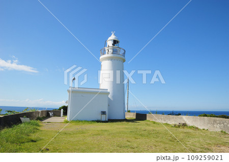 青い空と白い灯台 109259021