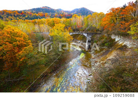 十月、紅葉の北海道、国道二七三号線、上士幌町の士幌線跡、糠平湖と鹿追町の湖底線路を訪ねる秋の旅、秋旅 十月、紅葉の北海道、国道二七三号線、上士幌町の士幌線跡、糠平湖と鹿追町の湖底線路を訪ねる秋の旅、秋旅 109259088