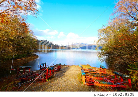 十月、紅葉の北海道、国道二七三号線、上士幌町の士幌線跡、糠平湖と鹿追町の湖底線路を訪ねる秋の旅、秋旅 109259209