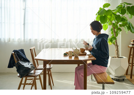 リビングで朝食を食べる女性 109259477