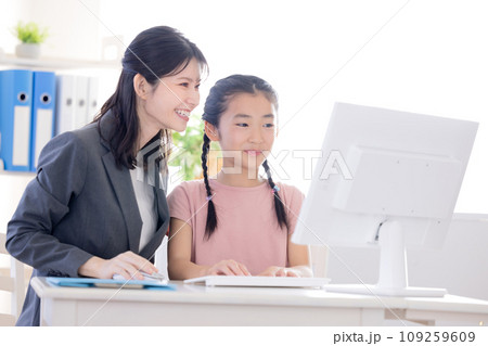 パソコンで勉強する小学生 109259609