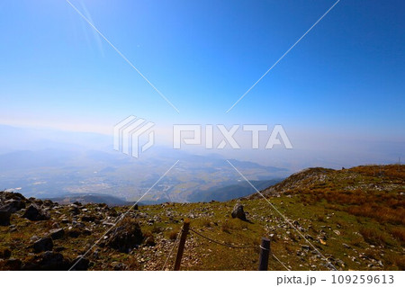 十一月、秋深まる紅葉の伊吹山、近畿と東海を挟む独立峰、澄み切った秋の空、天下分け目の関ケ原を眺める 109259613