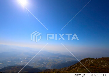 十一月、秋深まる紅葉の伊吹山、近畿と東海を挟む独立峰、澄み切った秋の空、天下分け目の関ケ原を眺める 十一月、秋深まる紅葉の伊吹山、近畿と東海を挟む独立峰、澄み切った秋の空、天下分け目の関ケ原を眺める 109259614