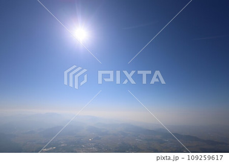 十一月、秋深まる紅葉の伊吹山、近畿と東海を挟む独立峰、澄み切った秋の空、天下分け目の関ケ原を眺める 十一月、秋深まる紅葉の伊吹山、近畿と東海を挟む独立峰、澄み切った秋の空、天下分け目の関ケ原を眺める 109259617