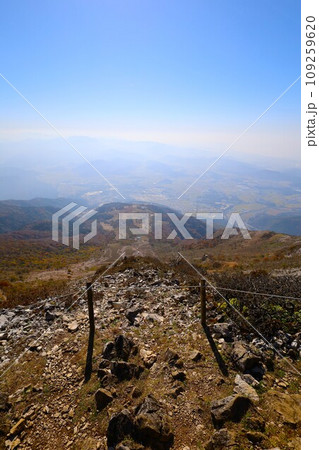 十一月、秋深まる紅葉の伊吹山、近畿と東海を挟む独立峰、澄み切った秋の空、天下分け目の関ケ原を眺める 109259620