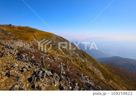 十一月、秋深まる紅葉の伊吹山、近畿と東海を挟む独立峰、澄み切った秋の空、天下分け目の関ケ原を眺める 109259622